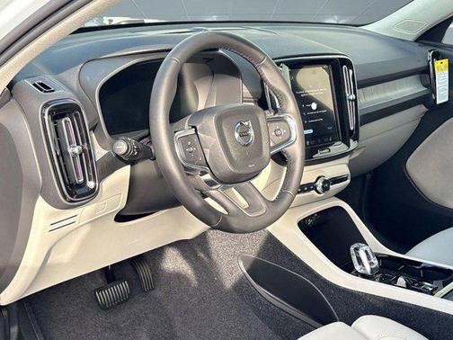 2026 Volvo XC40 Plus, B5 AWD Gas (mild hybrid), Dark