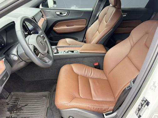 Crystal White Metallic 2023 Volvo XC60 B5 Plus Dark Theme