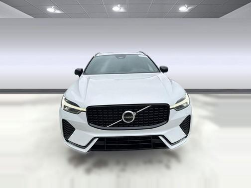Crystal White Metallic 2023 Volvo XC60 B5 Plus Dark Theme