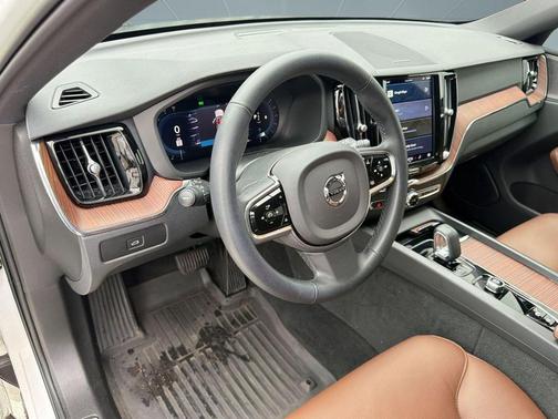 Crystal White Metallic 2023 Volvo XC60 B5 Plus Dark Theme
