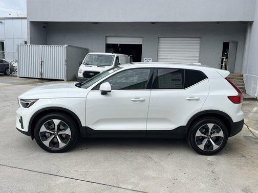 2025 Volvo XC40 B5 Core Bright Theme