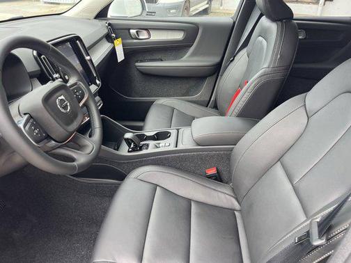 2025 Volvo XC40 B5 Core Bright Theme
