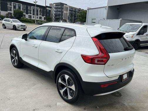 2025 Volvo XC40 B5 Core Bright Theme