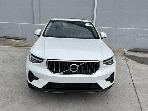 2025 Volvo XC40 B5 Core Bright Theme