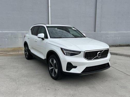 2025 Volvo XC40 B5 Core Bright Theme