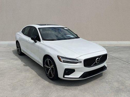 2024 Volvo S60 B5 Plus Dark Theme
