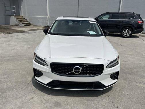 2024 Volvo S60 B5 Plus Dark Theme