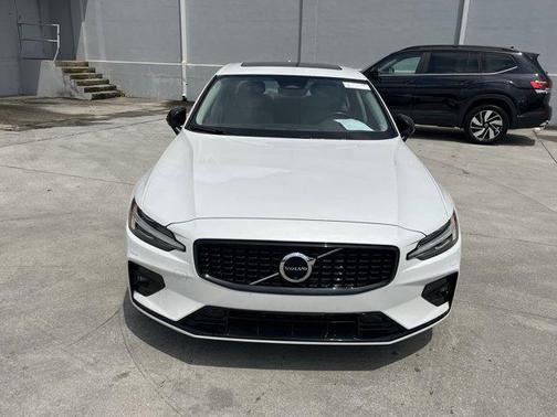 2024 Volvo S60 B5 Plus Dark Theme