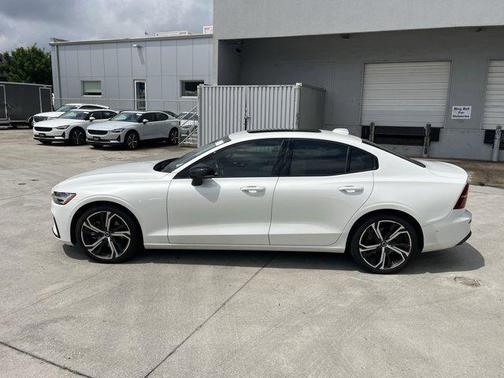 2024 Volvo S60 B5 Plus Dark Theme