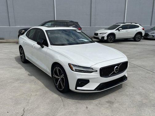 2024 Volvo S60 B5 Plus Dark Theme