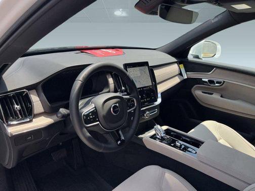 2025 Volvo XC90 B6 Core
