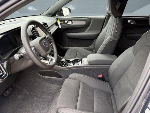 2026 Volvo XC40 B5 Ultra Black Edition