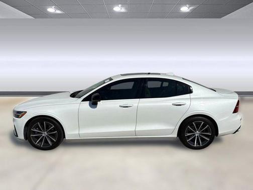 2022 Volvo S60 T5 Momentum