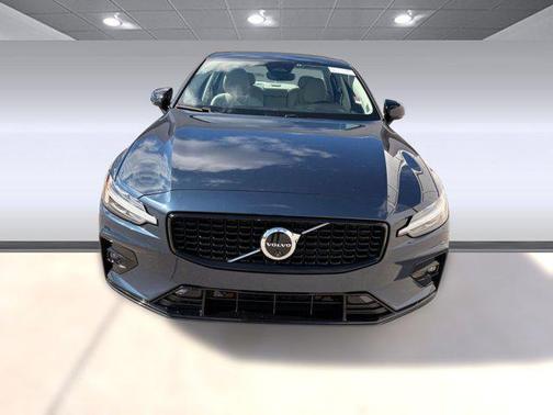 2024 Volvo S60 B5 Plus Dark Theme