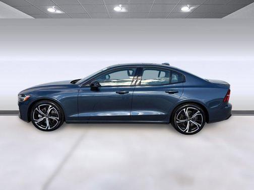 2024 Volvo S60 B5 Plus Dark Theme