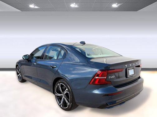 2024 Volvo S60 B5 Plus Dark Theme