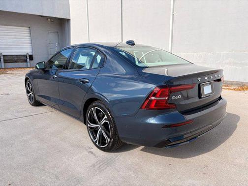 2024 Volvo S60 B5 Plus Dark Theme