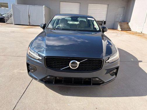 2024 Volvo S60 B5 Plus Dark Theme