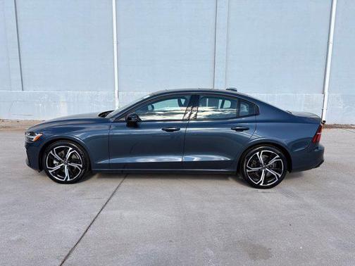 2024 Volvo S60 B5 Plus Dark Theme