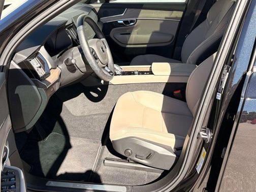 2025 Volvo XC90 B6 Core