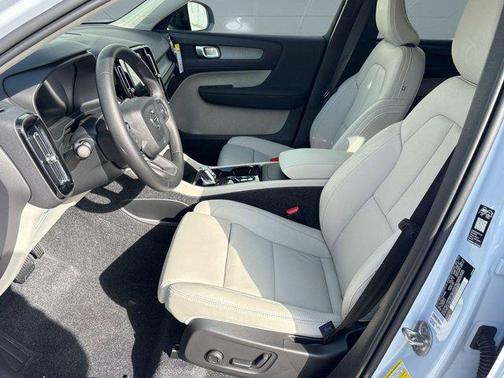 2026 Volvo XC40 Plus, B5 AWD Gas (mild hybrid), Dark