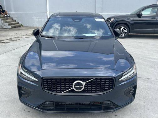 2024 Volvo S60 B5 Ultimate Dark Theme