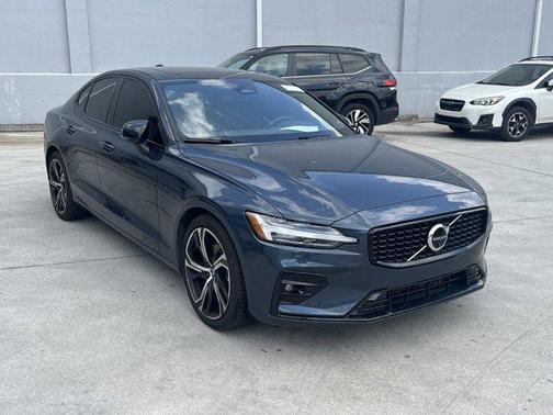 2024 Volvo S60 B5 Ultimate Dark Theme