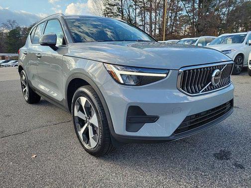 2025 Volvo XC40 B5 Core Bright Theme