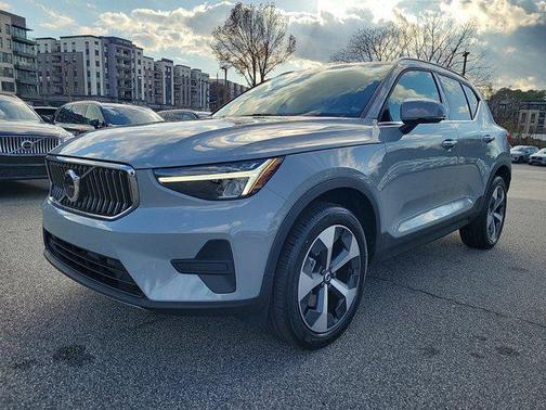 2025 Volvo XC40 B5 Core Bright Theme