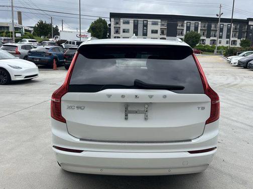 2022 Volvo XC90 T5 Momentum