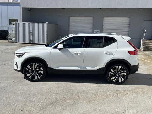 2025 Volvo XC40 B5 Ultra Bright Theme