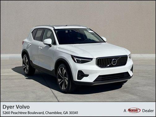 2025 Volvo XC40 B5 Ultra Bright Theme