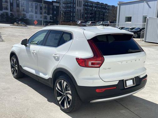 2025 Volvo XC40 B5 Ultra Bright Theme