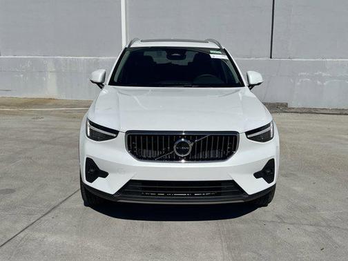 2025 Volvo XC40 B5 Ultra Bright Theme