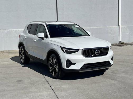 2025 Volvo XC40 B5 Ultra Bright Theme