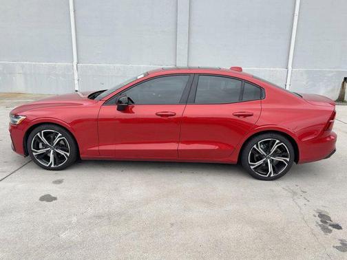 2023 Volvo S60 B5 Plus Dark Theme