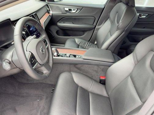 2023 Volvo S60 B5 Plus Dark Theme