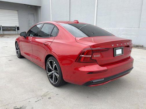 2023 Volvo S60 B5 Plus Dark Theme