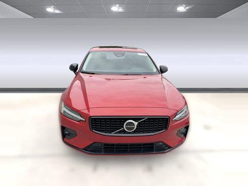 2023 Volvo S60 B5 Plus Dark Theme