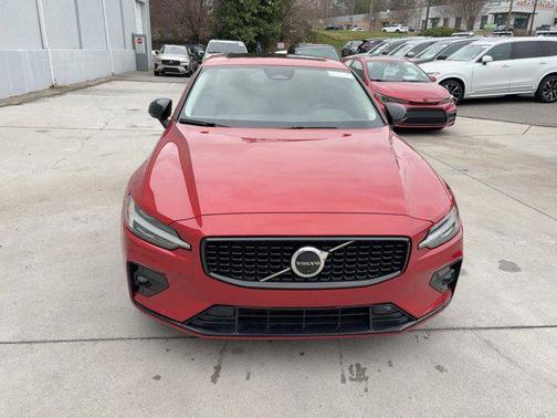 2023 Volvo S60 B5 Plus Dark Theme