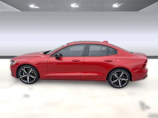 2023 Volvo S60 B5 Plus Dark Theme
