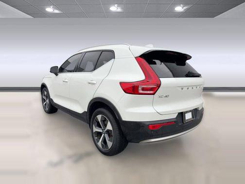 2023 Volvo XC40 B5 Plus Bright Theme