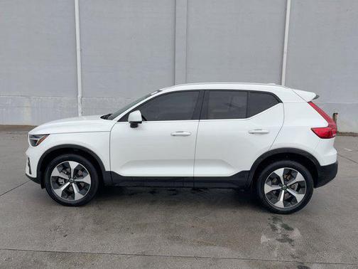 2023 Volvo XC40 B5 Plus Bright Theme