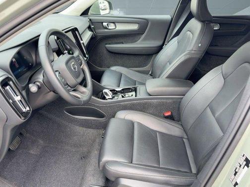 2025 Volvo XC40 B5 Plus Bright Theme