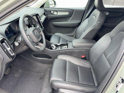 2025 Volvo XC40 B5 Plus Bright Theme