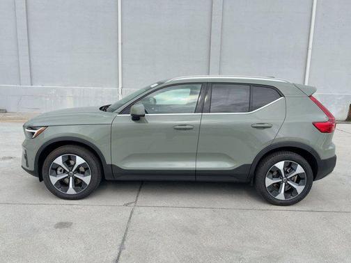 2025 Volvo XC40 B5 Plus Bright Theme