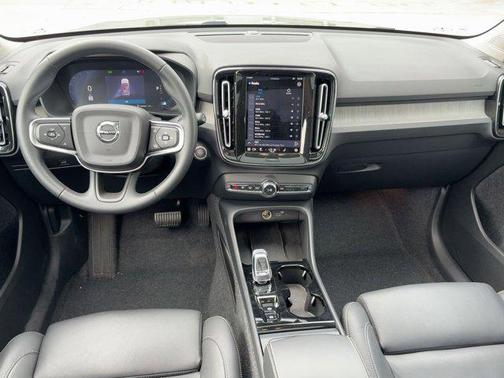 2025 Volvo XC40 B5 Plus Bright Theme