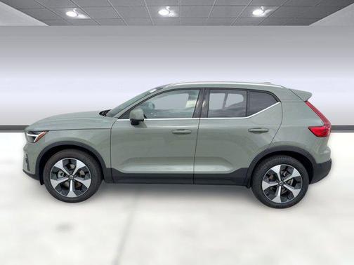 2025 Volvo XC40 B5 Plus Bright Theme
