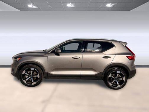 2022 Volvo XC40 T4 Momentum