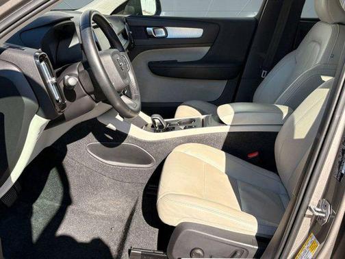 2022 Volvo XC40 T4 Momentum